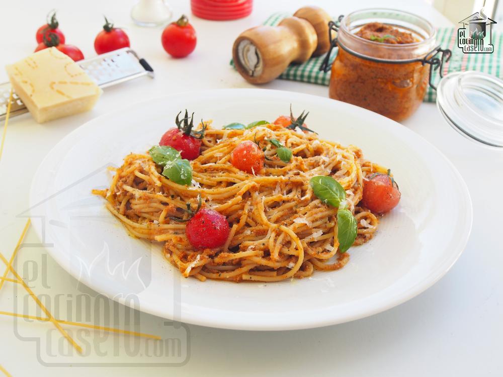Espaguetis con pesto rojo