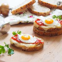 Tostas de sobrasada y huevo de codorniz