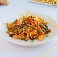 Salteado de noodles con gambas y verduras