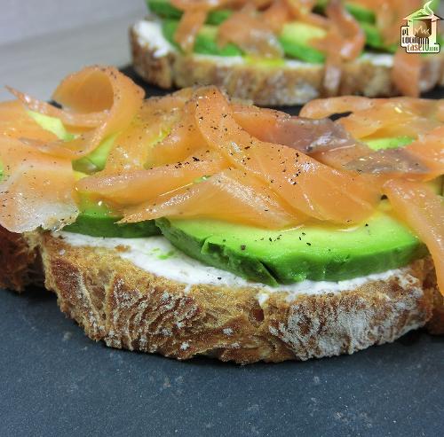 Tosta de salmón ahumado, aguacate y queso crema