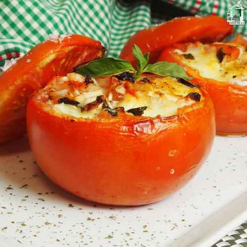 Tomates rellenos de mozzarella y albahaca