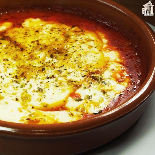 Cazuela de tetilla al horno con tomate y orégano