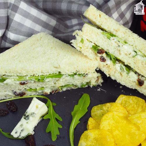 Sándwich de queso azul y rúcula