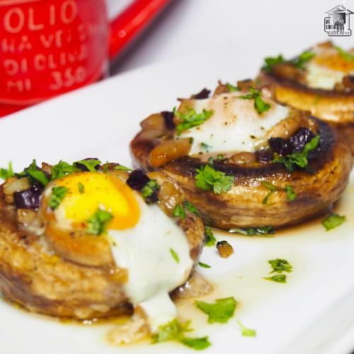 Champiñones rellenos de huevo de codorniz y jamón