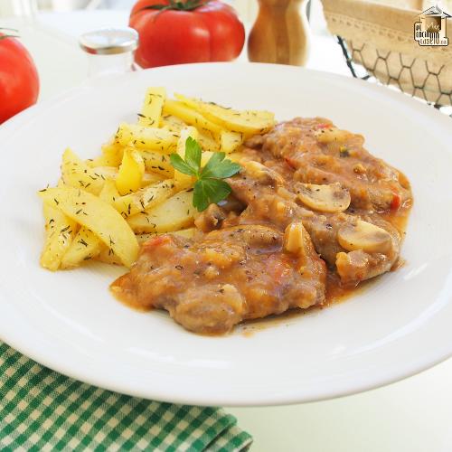 Filetes de ternera en salsa con champiñones