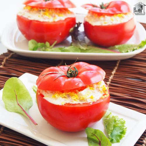 Tomates rellenos de atún y mayonesa