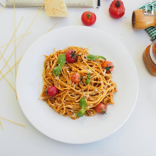 Spaghetti con pesto rosso