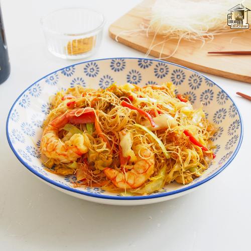 Noodles de arroz fritos con curry y gambas