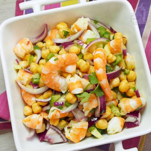 Ensalada de garbanzos con langostinos y cilantro