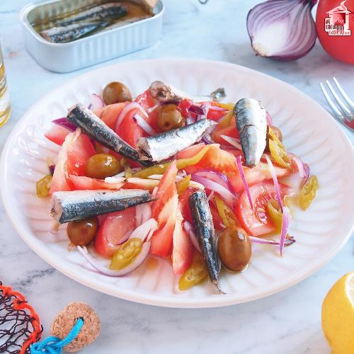 Ensalada de tomate y sardinillas