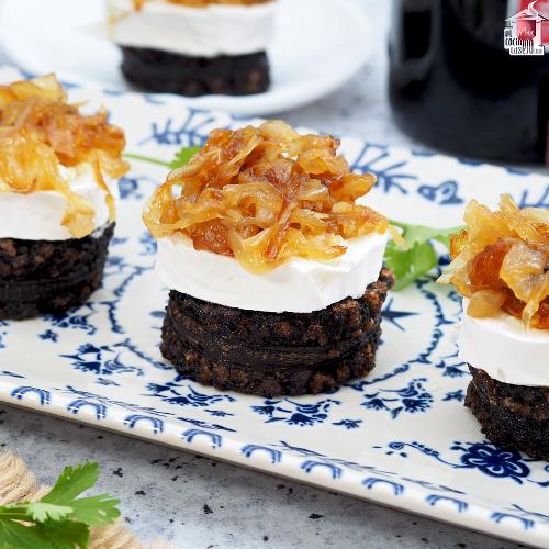 Pincho de morcilla y queso de cabra con cebolla caramelizada