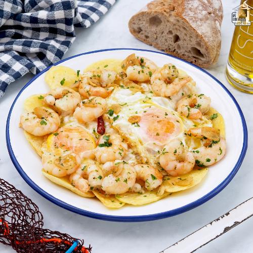 Huevos rotos con gambas al ajillo